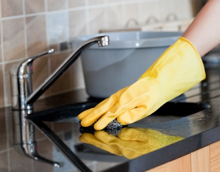 Professional carpet cleaning in a Shoreditch home with busy living room traffic